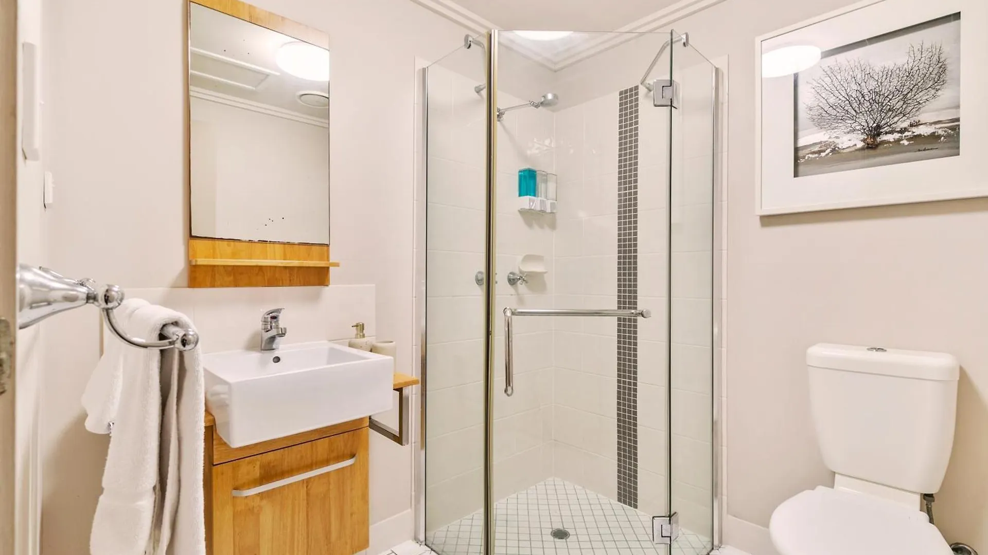 Pool View Two-Bedroom Apartment 10 Min From City East Trinity