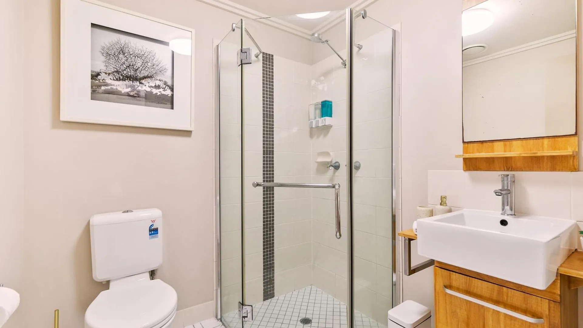 Pool View Two-Bedroom Apartment 10 Min From City East Trinity