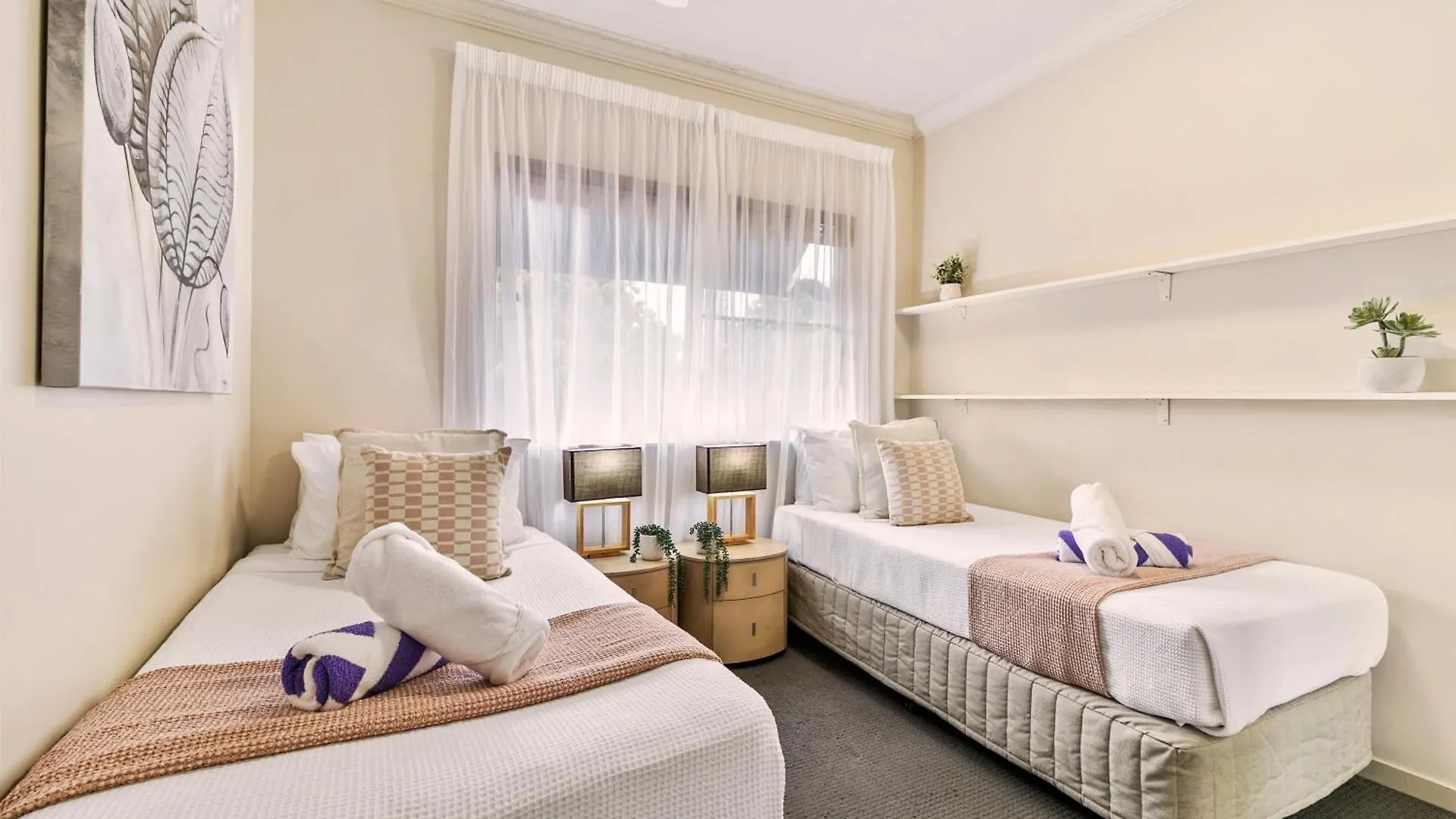Pool View Two-Bedroom Apartment 10 Min From City East Trinity Australia