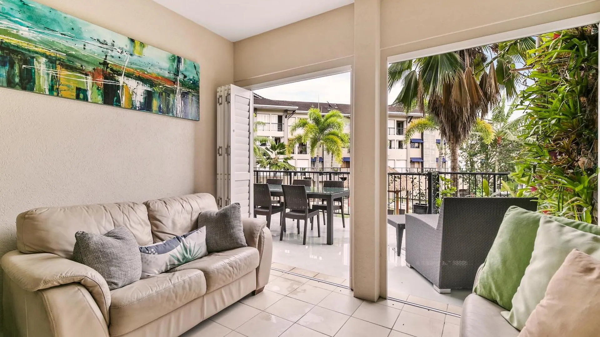 Pool View Two-Bedroom Apartment 10 Min From City East Trinity