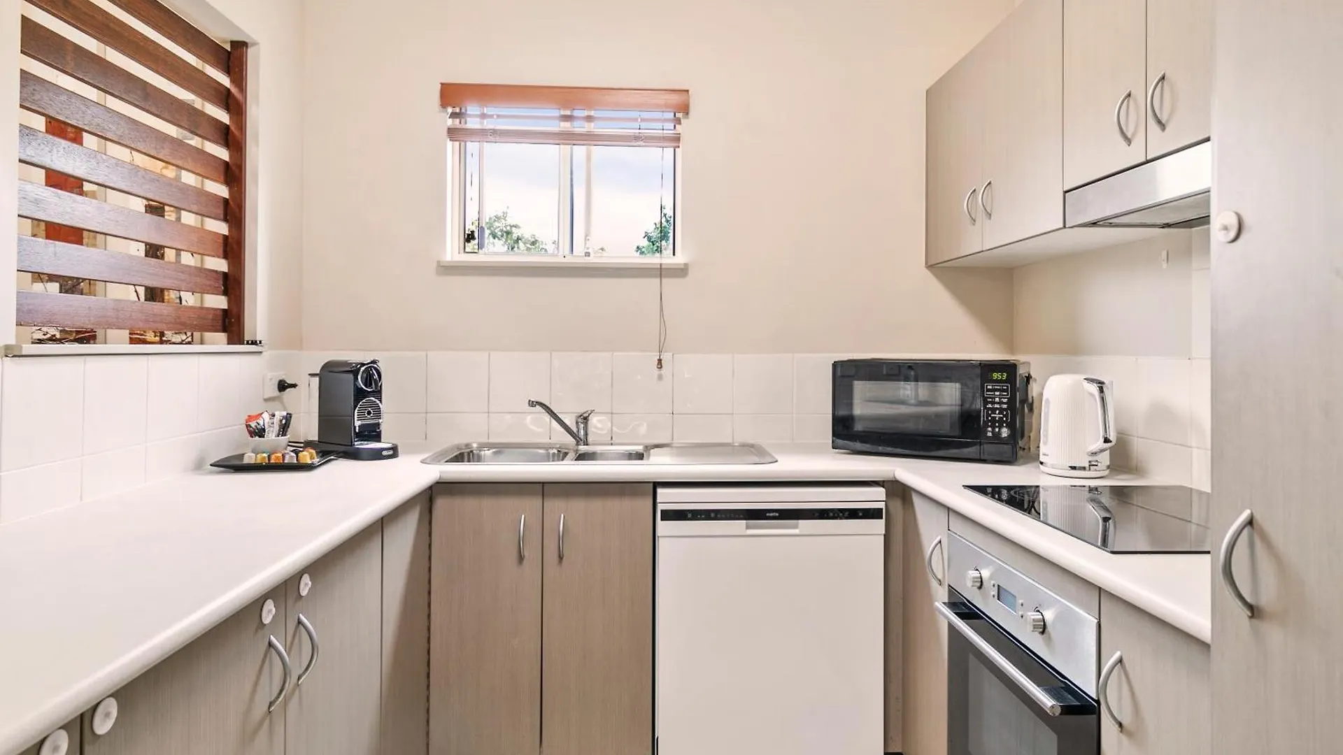 Pool View Two-Bedroom Apartment 10 Min From City East Trinity