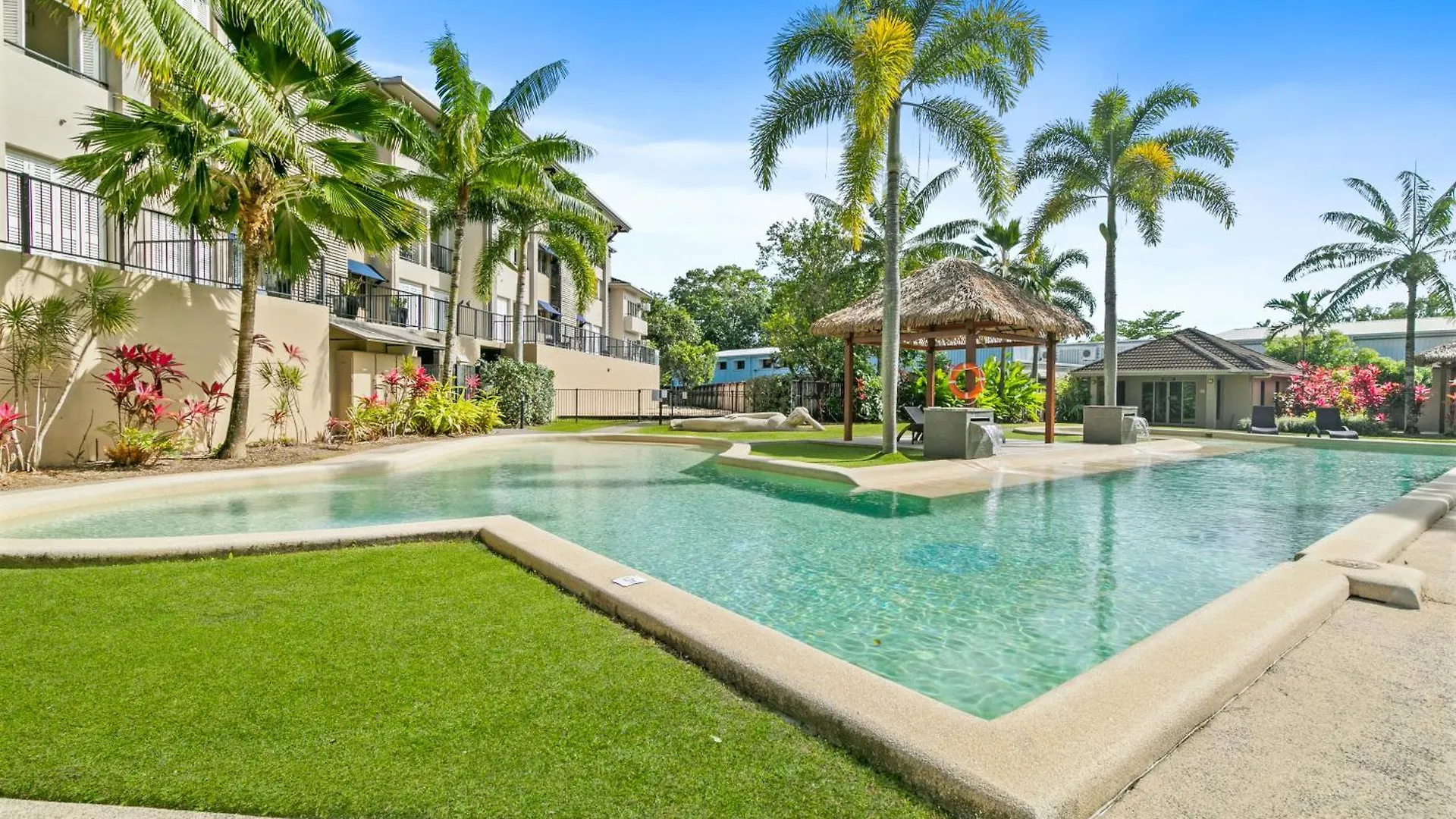 Pool View Two-Bedroom Apartment 10 Min From City East Trinity
